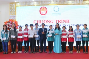 Hội Khuyến học tỉnh phối hợp tổ chức Vòng tay Thái Bình trao học bổng giáo dục phát triển kỹ năng Seeds cho học sinh.