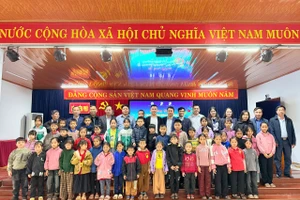 Đại diện Sở GD&ĐT tỉnh Quảng Trị, Công đoàn VNPT - IT, VNPT Quảng Trị trao quà cho thầy trò vùng khó thuộc xã Tuyên Phú, tỉnh Quảng Trị.