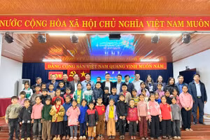 Đại diện Sở GD&ĐT tỉnh Quảng Trị, Công đoàn VNPT - IT, VNPT Quảng Trị trao quà cho thầy trò vùng khó thuộc xã Tuyên Phú, tỉnh Quảng Trị.