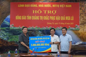 Phó Thủ tướng Trần Hồng Hà trao 5 tỷ đồng hỗ trợ Quảng Trị khắc phục hậu quả thiên tai.