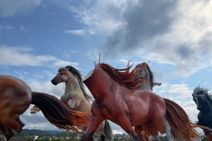 Một con ngựa mô hình đã bị mất phần đầu và chân.