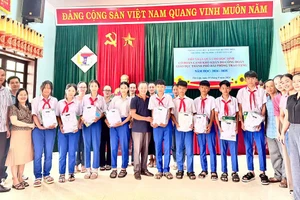 Những suất quà ý nghĩa đến với học sinh địa bàn miền núi.