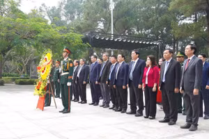 Lãnh đạo tỉnh Quảng Trị dâng hương tri ân liệt sĩ tại 2 Nghĩa trang quốc gia.