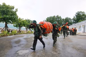 Trung đoàn bộ binh 996, Bộ CHQS tỉnh triển khai công tác chuẩn bị phòng, chống cơn bão số 10. (Ảnh: Xuân Diện)