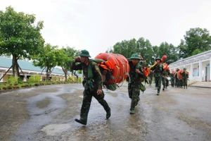 Trung đoàn bộ binh 996, Bộ CHQS tỉnh triển khai công tác chuẩn bị phòng, chống cơn bão số 10. (Ảnh: Xuân Diện)