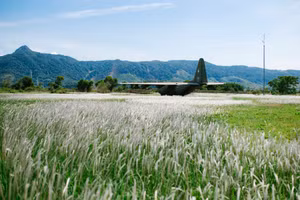 Hiện ở sân bay Tà Cơn có một máy bay C-130 số hiệu 532.