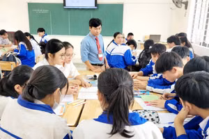 Các giáo viên Tổ chuyên môn Toán tại Trường THPT Hướng Hóa ôn tập cho học sinh trước Kỳ thi tốt nghiệp THPT. 