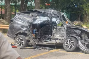 Chiếc ô tô con bị biến dạng, hư hỏng nặng sau tai nạn.