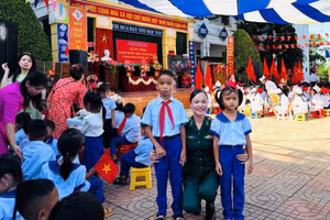 Thiếu tá Nguyễn Thị Vân cùng 2 "con nuôi" trong sáng khai giảng.