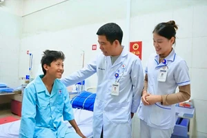 Bệnh nhân đã hồi phục, có thể ngồi dậy nói chuyện.