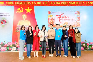 Cô Nguyễn Thị Ngọc Diệu (ngoài cùng, bên trái) tham gia hoạt động thiện nguyện do nhà trường tổ chức.