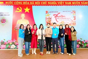 Cô Nguyễn Thị Ngọc Diệu (ngoài cùng, bên trái) tham gia hoạt động thiện nguyện do nhà trường tổ chức.