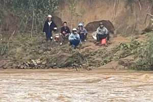 5 người dân đi làm rừng tràm bị mắc kẹt do nước lũ dâng cao.