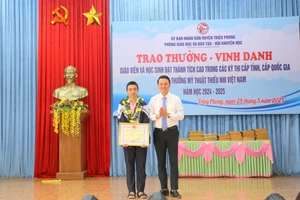 Ông Võ Văn Minh – Phó Giám đốc Sở GD&ĐT Quảng Trị trao Bằng khen của UBND tỉnh cho học sinh đạt giải Quốc gia.