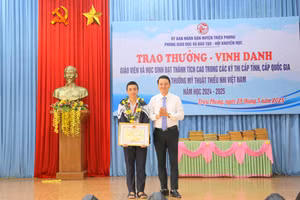 Ông Võ Văn Minh – Phó Giám đốc Sở GD&ĐT Quảng Trị trao Bằng khen của UBND tỉnh cho học sinh đạt giải Quốc gia.