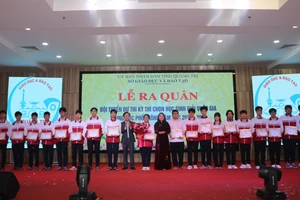 Ông Hoàng Xuân Tân, Phó Chủ tịch UBND tỉnh Quảng Trị và lãnh đạo Sở GD&ĐT Quảng Trị tặng quà động viên các học sinh trong đội tuyển.