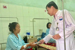 Lãnh đạo bệnh viện thăm hỏi, giải thích sự cố cho bệnh nhân.