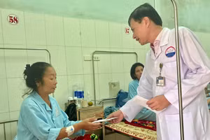 Lãnh đạo bệnh viện thăm hỏi, giải thích sự cố cho bệnh nhân.