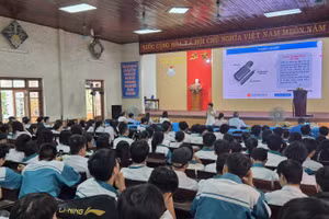 Học sinh Trường THPT Đông Hà tham gia chương trình truyền thông phòng, chống tác hại thuốc lá trong trường học.