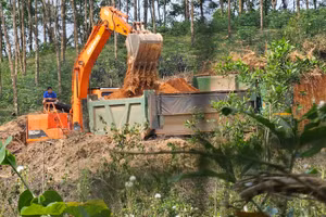 Việc khai thác đất trái phép diễn ra ngang nhiên ngay trong khu dân cư.