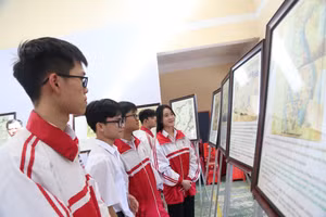 Học sinh tìm hiểu các tài liệu về Hoàng Sa, Trường Sa.