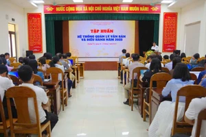 Sở GD&ĐT Quảng Trị tập huấn sử dụng phần mềm quản lý văn bản cho hơn 250 cán bộ, nhân viên giáo dục.