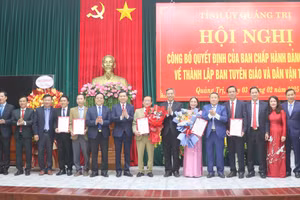 Ông Nguyễn Long Hải, Bí thư Tỉnh ủy Quảng Trị trao quyết định bổ nhiệm cán bộ.