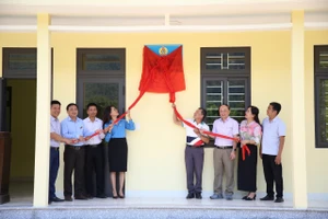 LĐLĐ Quảng Trị phối hợp Sở GD&ĐT bàn giao nhà công vụ cho giáo viên Trường THCS và THPT Đakrông.