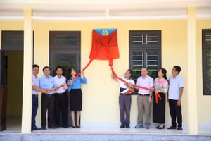 LĐLĐ Quảng Trị phối hợp Sở GD&ĐT bàn giao nhà công vụ cho giáo viên Trường THCS và THPT Đakrông.