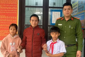 Hai học sinh trả lại 2 nhẫn vàng cho người đánh rơi, trước sự chứng kiến của cơ quan công an.