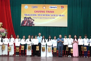 Ông Nguyễn Đăng Quang, Phó Bí thư Thường trực Tỉnh uỷ; ông Hà Sỹ Đồng, Phó Chủ tịch Thường trực UBND tỉnh trao học bổng đến các sinh viên.