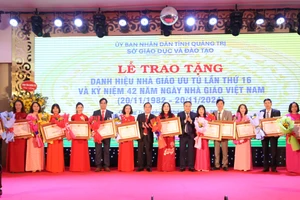 Lãnh đạo tỉnh Quảng Trị trao danh hiệu Nhà giáo ưu tú cho 13 cán bộ quản lý, giáo viên.