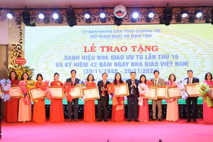 Lãnh đạo tỉnh Quảng Trị trao danh hiệu Nhà giáo ưu tú cho 13 cán bộ quản lý, giáo viên.