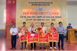 Ban Tổ chức trao giải cho các đơn vị có thành tích thi đấu xuất sắc.