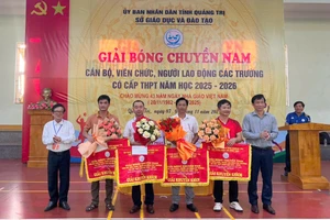 Ban Tổ chức trao giải cho các đơn vị có thành tích thi đấu xuất sắc.