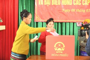 Cử tri vùng núi ở xã Trường Sơn (Quảng Trị) bỏ phiếu bầu vào thùng phiếu, thực hiện quyền và nghĩa vụ của công dân.