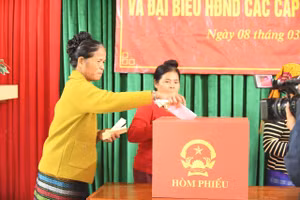 Cử tri vùng núi ở xã Trường Sơn (Quảng Trị) bỏ phiếu bầu vào thùng phiếu, thực hiện quyền và nghĩa vụ của công dân.