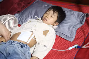 Cháu Bảo mỗi ngày phải chạy thận nhân tạo bằng phương pháp lọc màng bụng tại nhà.