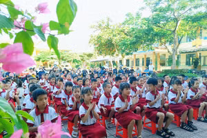 Học sinh lớp 1 tại Quảng Bình nô nức đến trường.