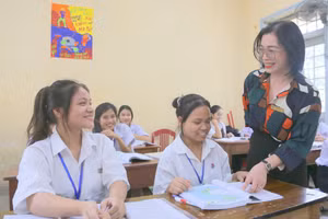 Cô Đào Ngọc Hiền (Tổ phó chuyên môn KHXH) luôn phát huy trách nhiệm trong giảng dạy.