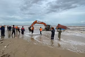 Lực lượng chức năng đang tìm kiếm 6 người mất tích còn lại trong vụ chìm 2 tàu cá ở sông Gianh.