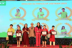 Bà Lê Thị Hương, Giám đốc Sở GD&ĐT trao giải thưởng tiếng Anh cho học sinh.
