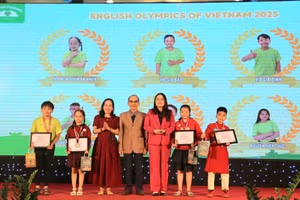 Bà Lê Thị Hương, Giám đốc Sở GD&ĐT trao giải thưởng tiếng Anh cho học sinh.