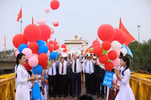 Tổng Bí thư, Chủ tịch nước Tô Lâm và lãnh đạo Đảng, Nhà nước thả chim bồ câu - biểu tượng của hoà bình trên cầu Hiền Lương.