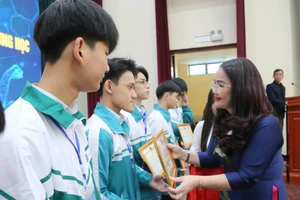 Bà Lê Thị Hương - Giám đốc Sở GD&ĐT tặng Giấy khen cho các học sinh. 