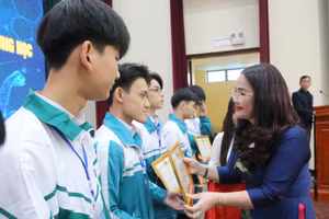 Bà Lê Thị Hương - Giám đốc Sở GD&ĐT tặng Giấy khen cho các học sinh. 