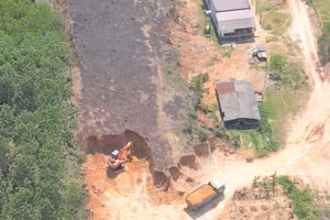 Khu vực khai thác đất trái phép diễn ra gần khu dân cư.