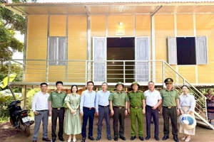 Những ngôi nhà mới hoàn thành giúp người dân khó khăn yên tâm sinh sống.