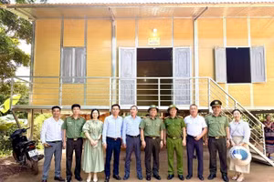 Những ngôi nhà mới hoàn thành giúp người dân khó khăn yên tâm sinh sống.