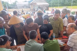 Người dân ở xã Ba Lòng, tỉnh Quảng Trị nhận quà. (Ảnh: LT) 